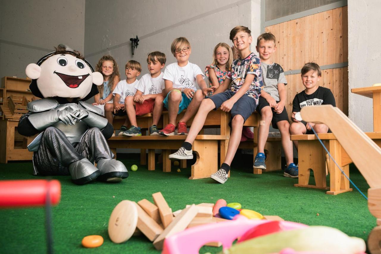 Kinderhotel Laderhof ラディス エクステリア 写真