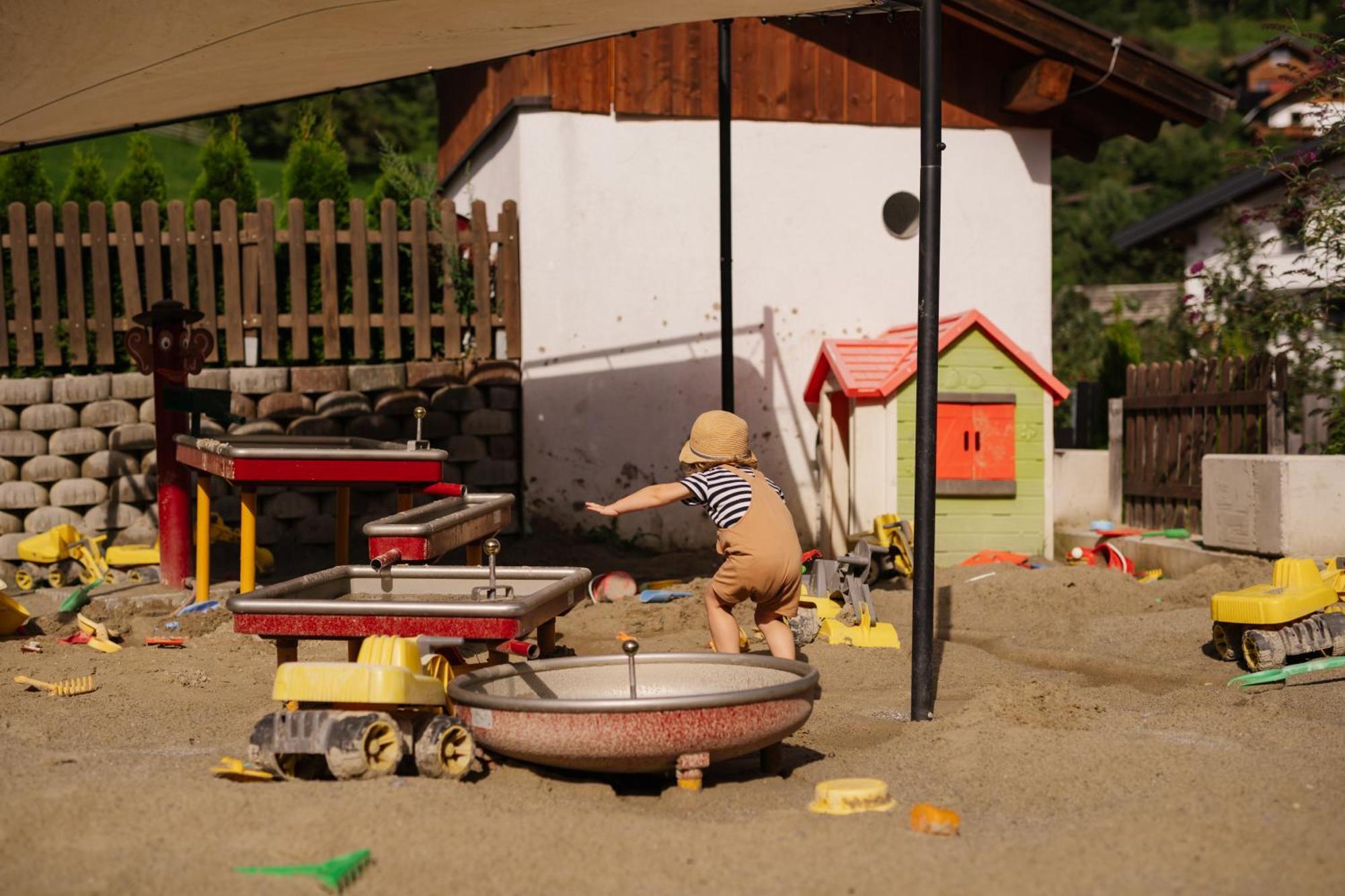 Kinderhotel Laderhof ラディス エクステリア 写真