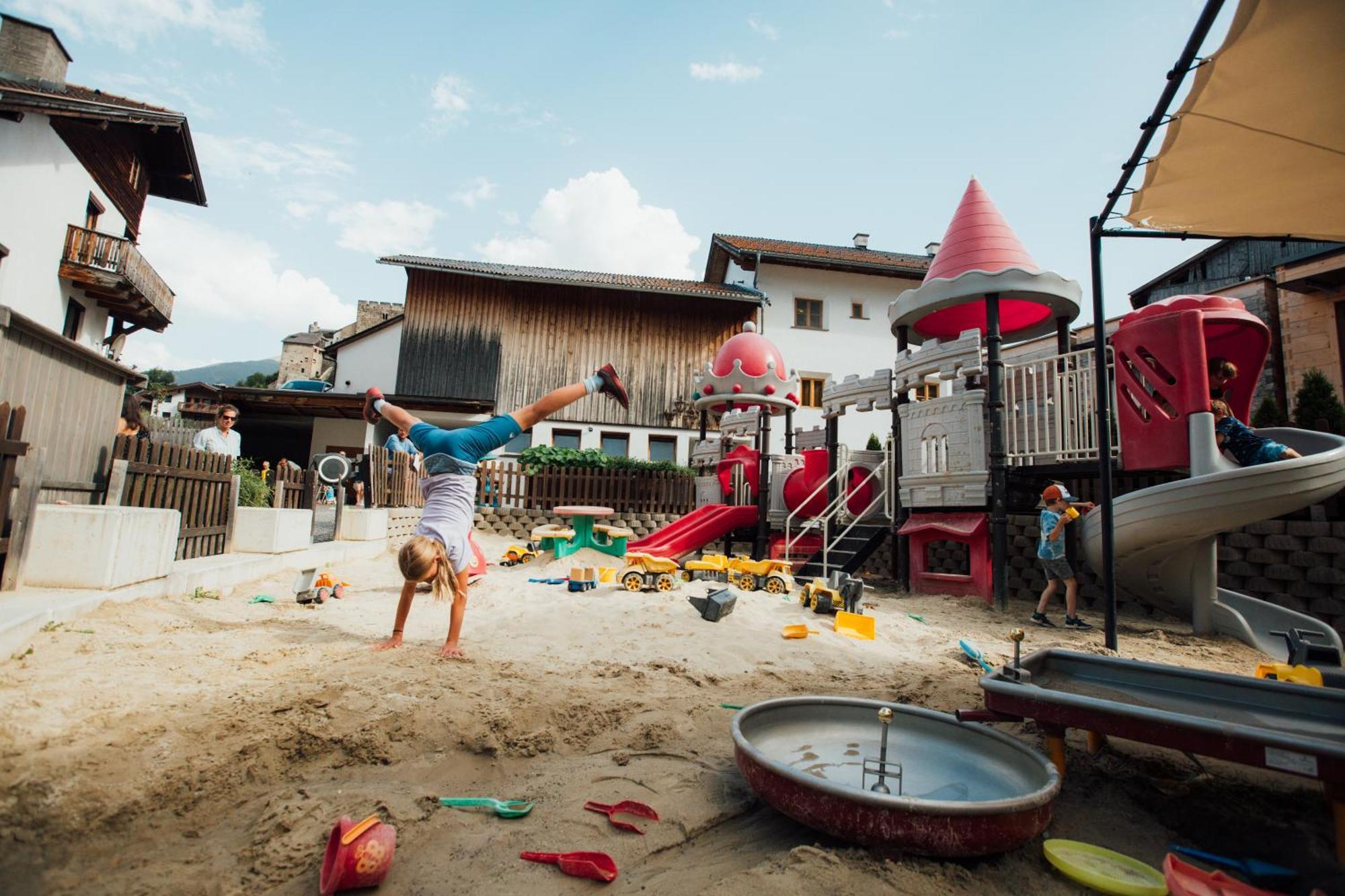 Kinderhotel Laderhof ラディス エクステリア 写真